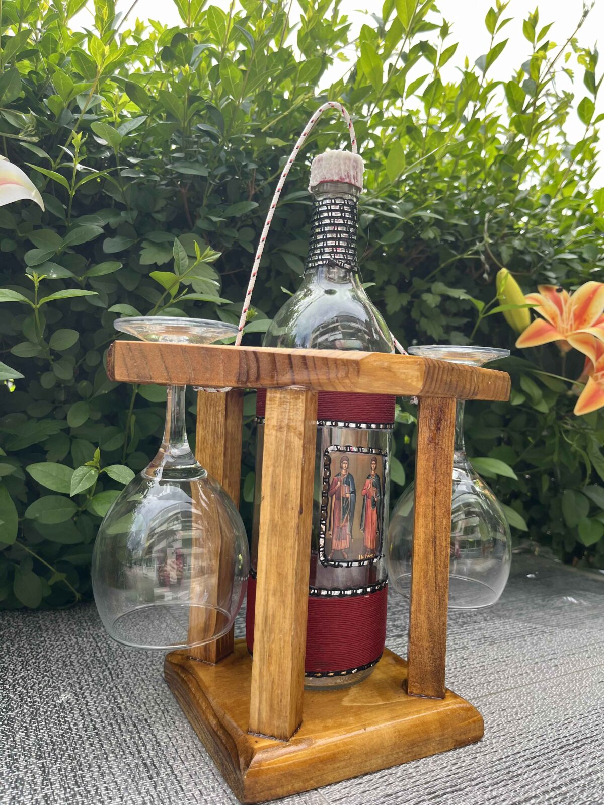 Stalak sa dve vinske čaše