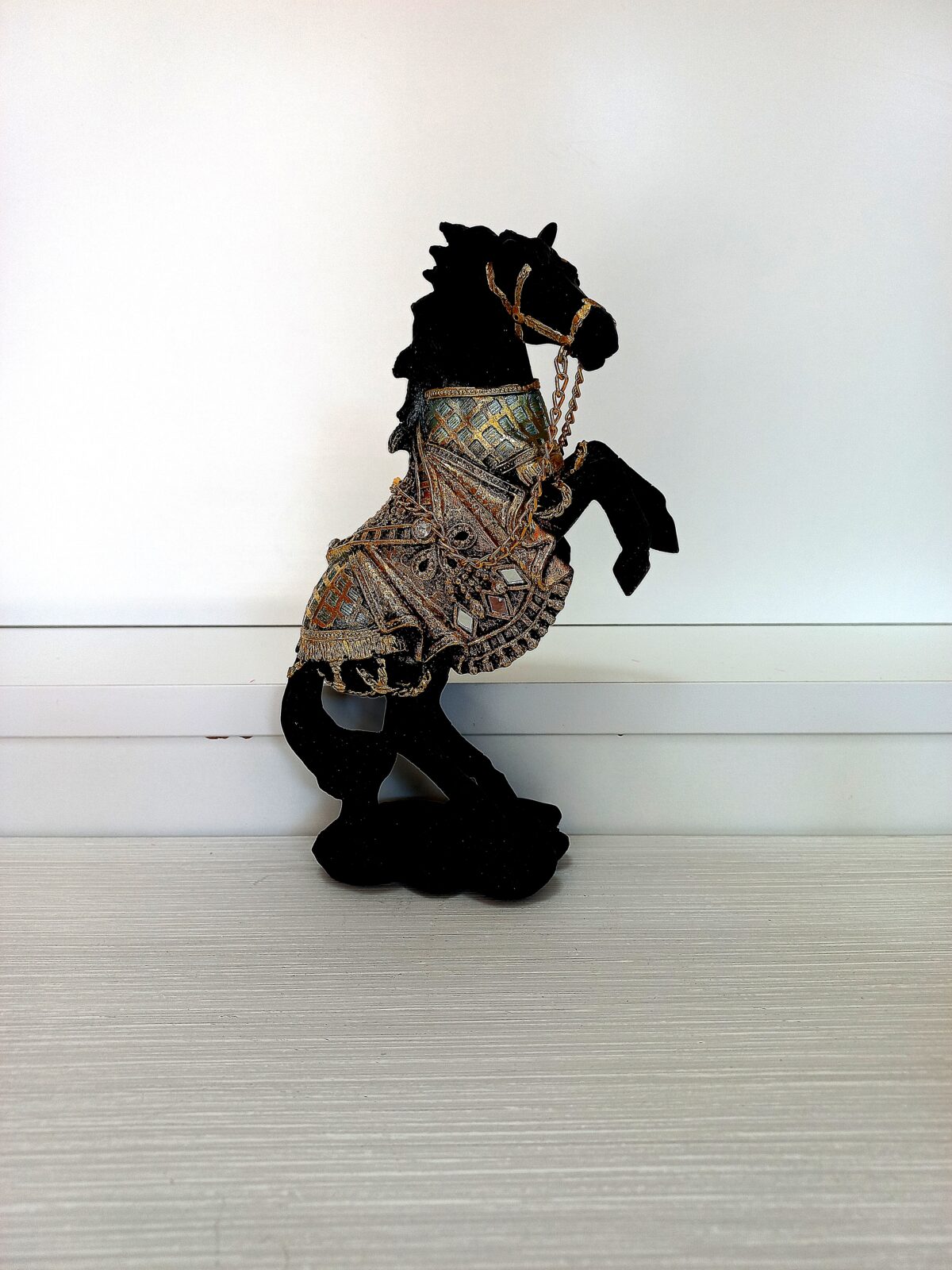 Figura konj crni
