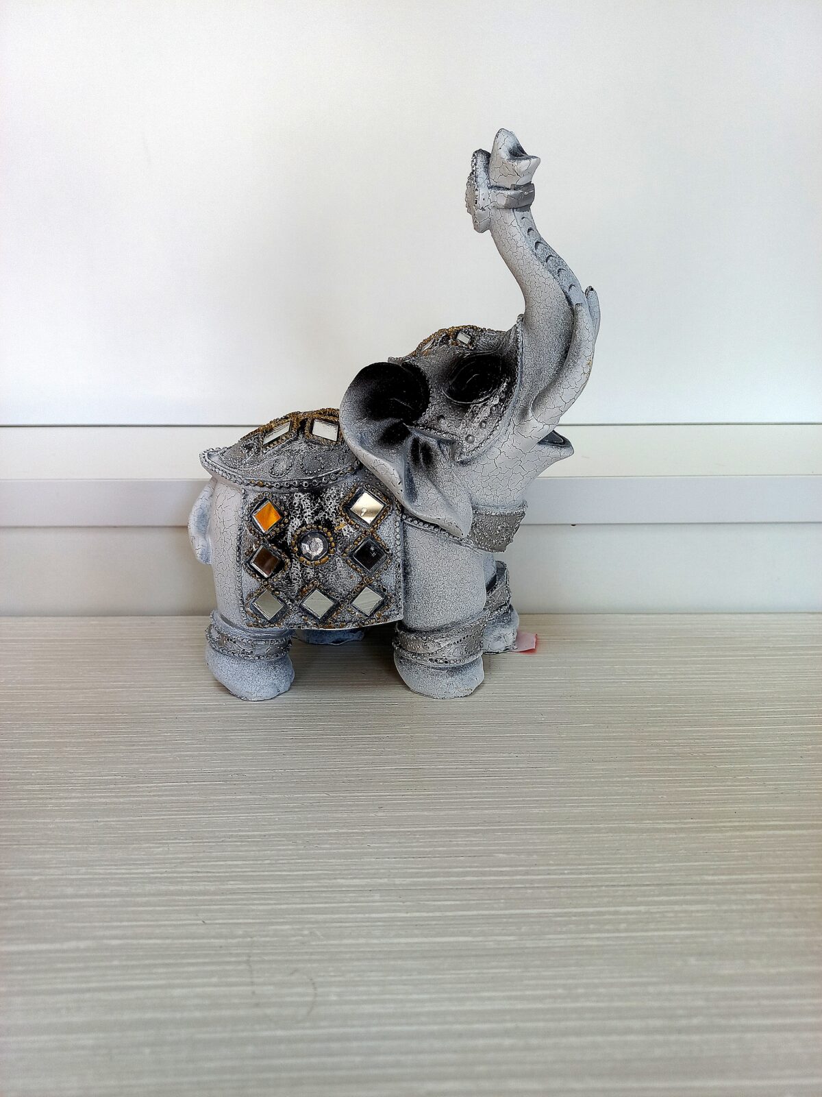 Figura slon svetlo sivi