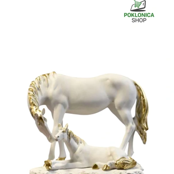 Figura beli konj i ždrebe