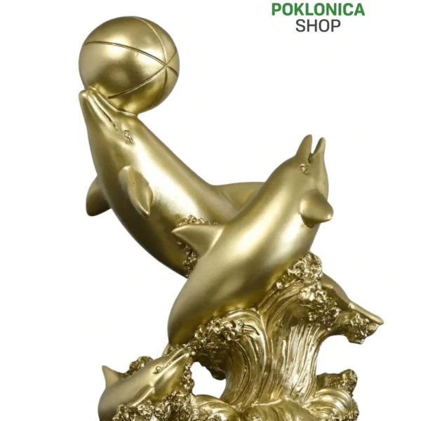 Zlatna figura delfini sa loptom ukrasna poklon dekoracija